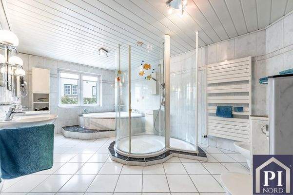 Luxusbadewanne und freie Dusche