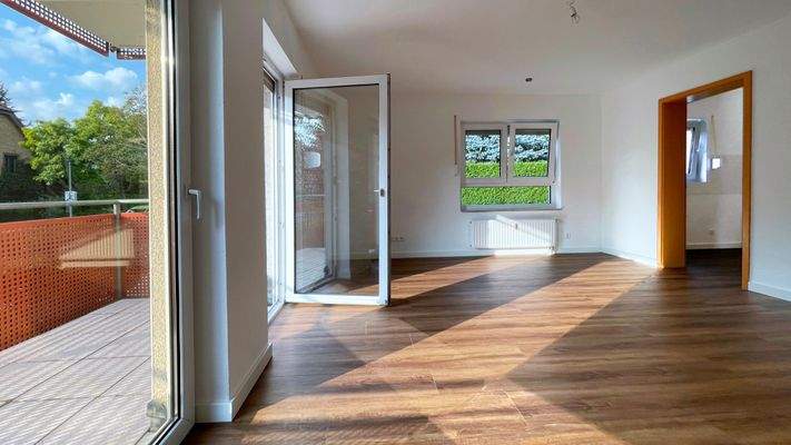 1052-08 Wohnzimmer-Balkon.jpg