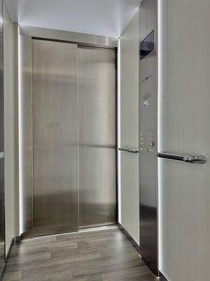 mit dem Aufzug in die Wohnung