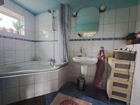 Bad mit Wanne und Fenster