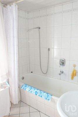 Badezimmer mit  Wanne
