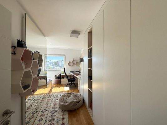 OG 1 / Schlafzimmer 1 von 4