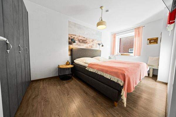 Großzügiges Schlafzimmer