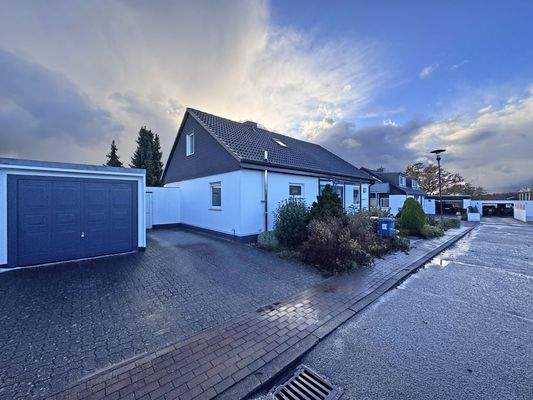 Blick auf das Haus mit Parkplatz und Garage 
