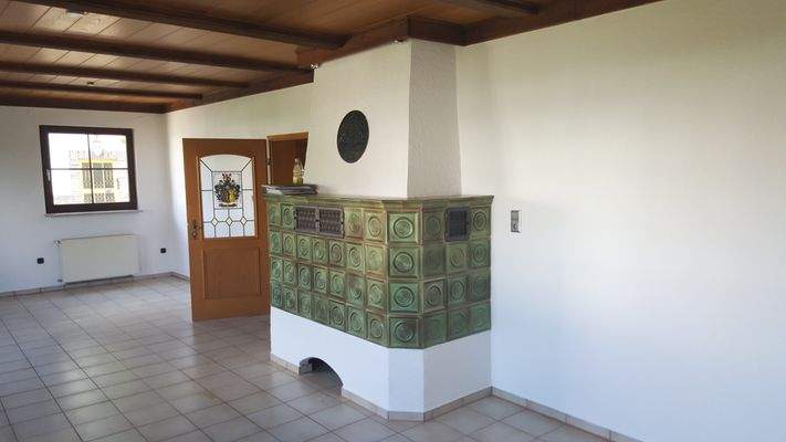 EG: Wohn-/Esszimmer mit Kachelofen