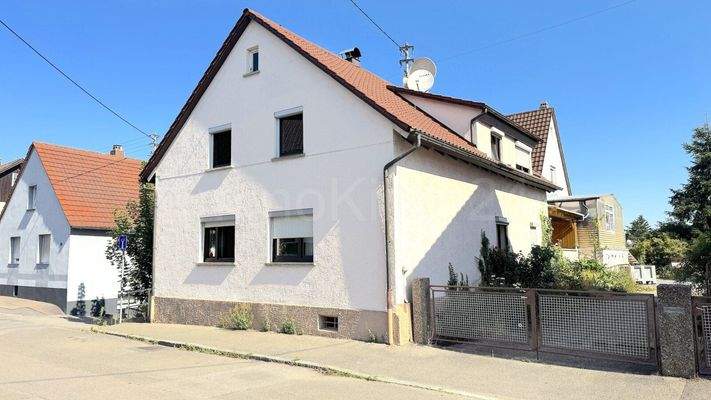 STRASSENANSICHT DES HAUSES