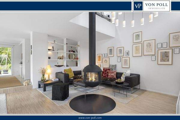 Wohnzimmer mit Luftraum und hängendem Schwedenofen