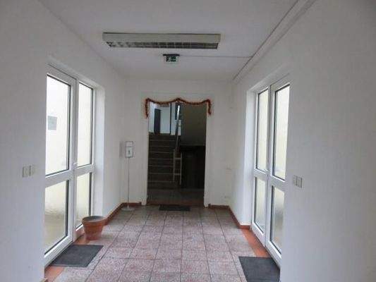 Verbindungsgang zum Haupt- und Nebengebäude