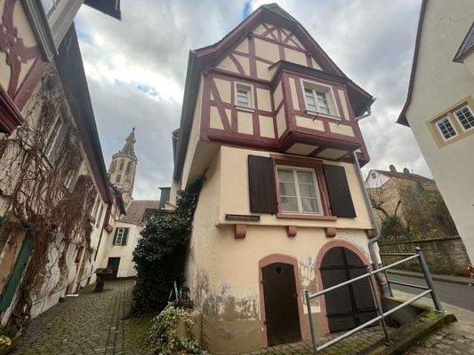 Seitenansicht mit Kirchturm