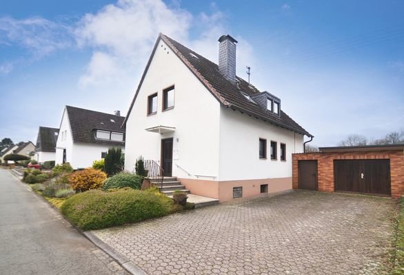 Frontansicht mit Garagenhof
