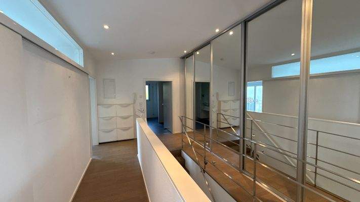 OG-Flur/Ansicht mit Einbauschrank