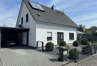 Seitenansicht mit Carport