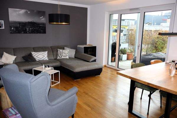 Großes Wohnzimmer mit Blick in den Garten