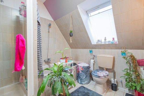 Badezimmer mit Dusche und Wanne