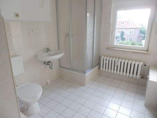 Bad mit Dusche + Fenster