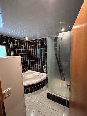 Hauptwohnung Bad (1).jpg