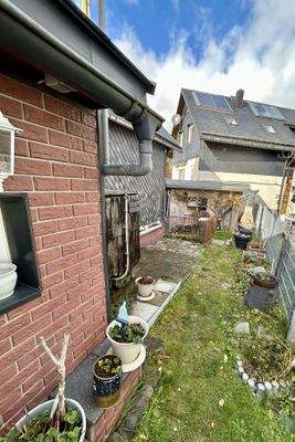 Hausrückseite mit kleinem Gärtchen