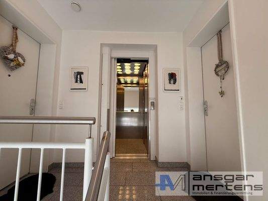 Wohnungseingang mit direktem Fahrstuhlzugang