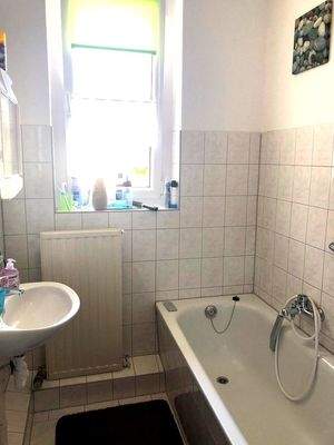 Bad mit Wanne, WC, Waschbecken und Fenster im 1.OG