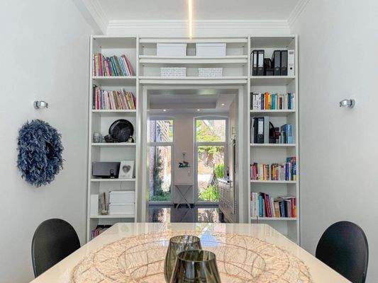 Essbereich mit Blick in den Innenhof