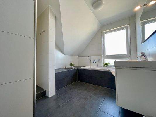 Bad mit Wanne und Dusche.jpeg