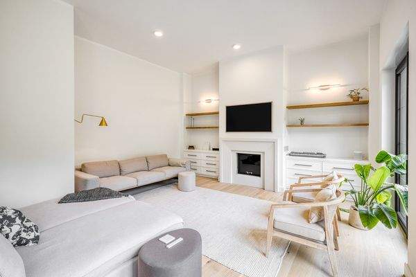 Geräumiger Wohnbereich mit Kamin 