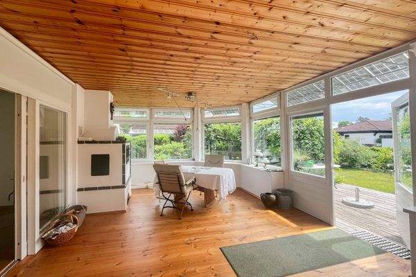 Wintergarten mit Kachelofen