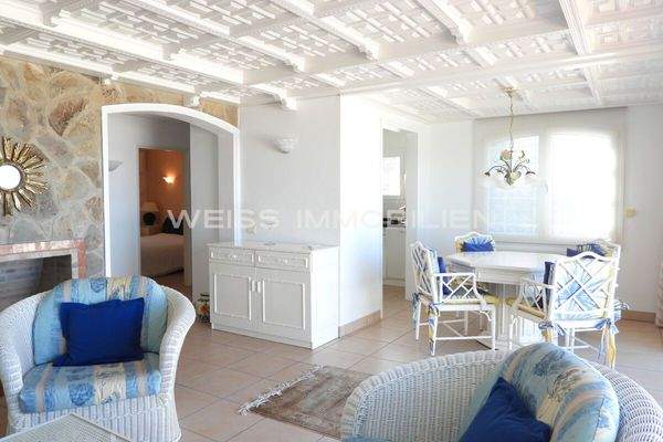 ... viel Platz mit separatem Essbereich...