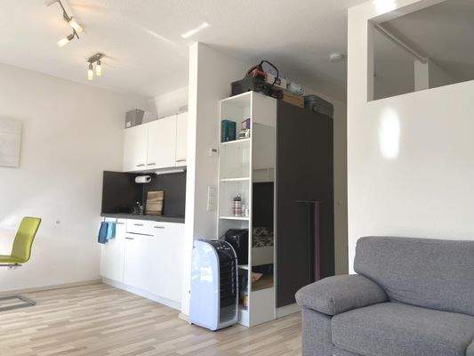 Wohn- und Essbereich mit Küchenzeile