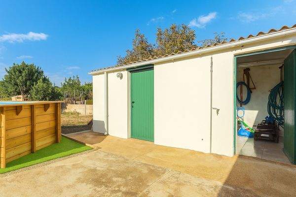 Der Swimmingpool und das Nebengebäude