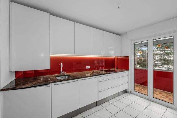 Einbauküche mit Zugang zum Südbalkon / Wintergarten