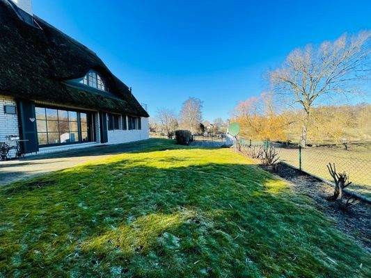 Hausrückseite mit Sicht auf die Terrassen.jpeg