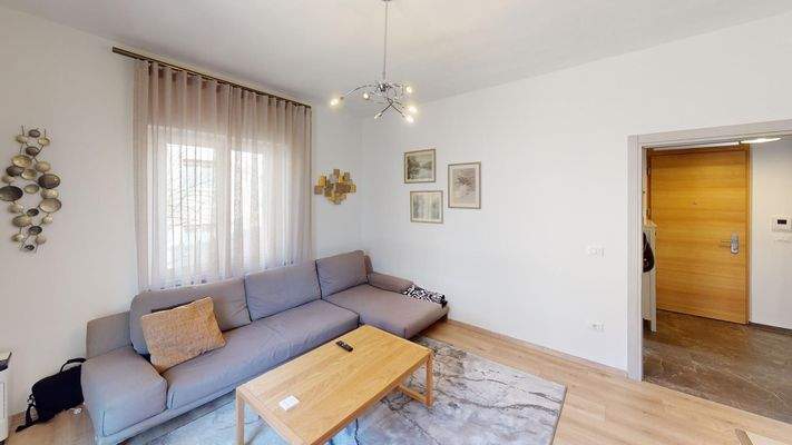 Meran-Merano-Dreizimmerwohnung-trilocale-Balkon-balcone-Keller-cantina-zentral-saniert-ristrutturato-Bonus 110-Böden-pavimenti-Fenster-finestre