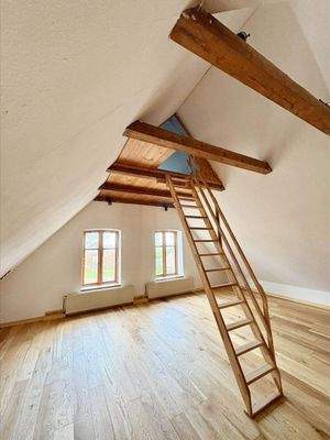 und dem angrenzenden Schlafzimmer mit Hochebene