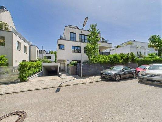 Hausansicht mit Tiefgaragenzufahrt