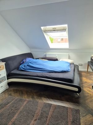 Helles, geräumiges Schlafzimmer