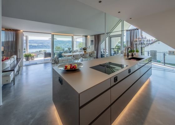 Küche- und Esszimmer mit Seeblick.jpg