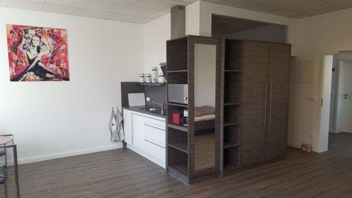 Kleiderschrank und Küchenzeile