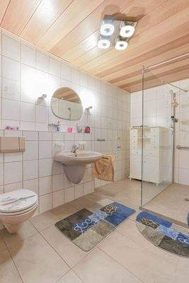 Wohneinheit EG - Badezimmer 1 mit barrierefreier Dusche