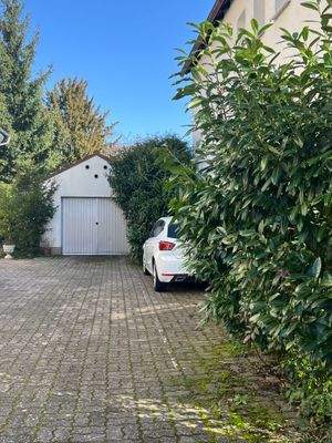 Hof mit Garagen + 3 Stellplätzen.jpeg