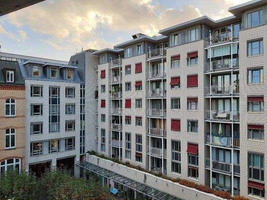 Blick vom Balkon in den Innenhof