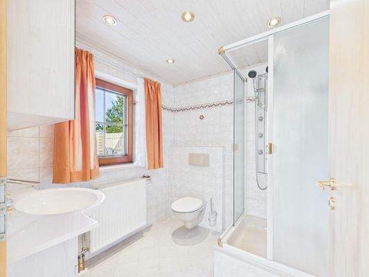 Praktisches Duschbad im Nebengebäude mit Fenster, WC und Waschbecken ausgestattet