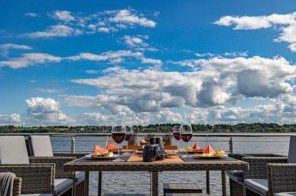 Terrasse mit Gläsern