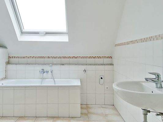 Badezimmer mit Wanne,Dusche und WC