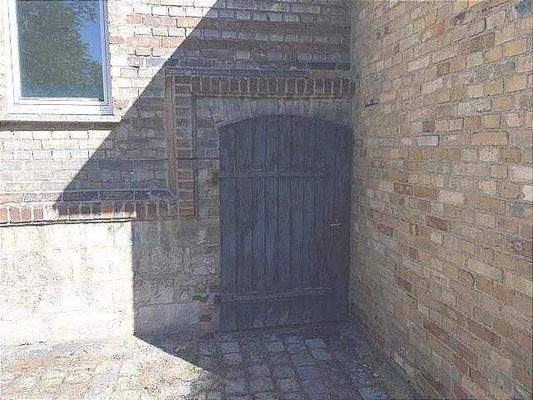 Eingang vom Keller (außen)