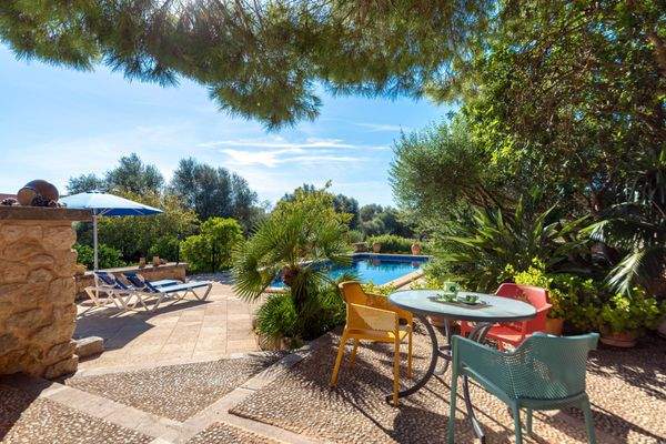 Idyllische Terrasse am Pool