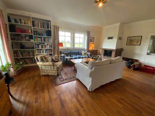 Wohnzimmer mit Kamin