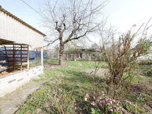 Nebengebäude samt Garten