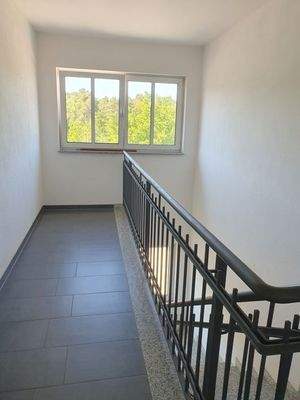 im hellen Treppenhaus