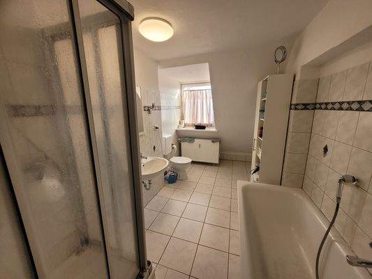 großes Bad mit Dusche, Wanne und Fenster